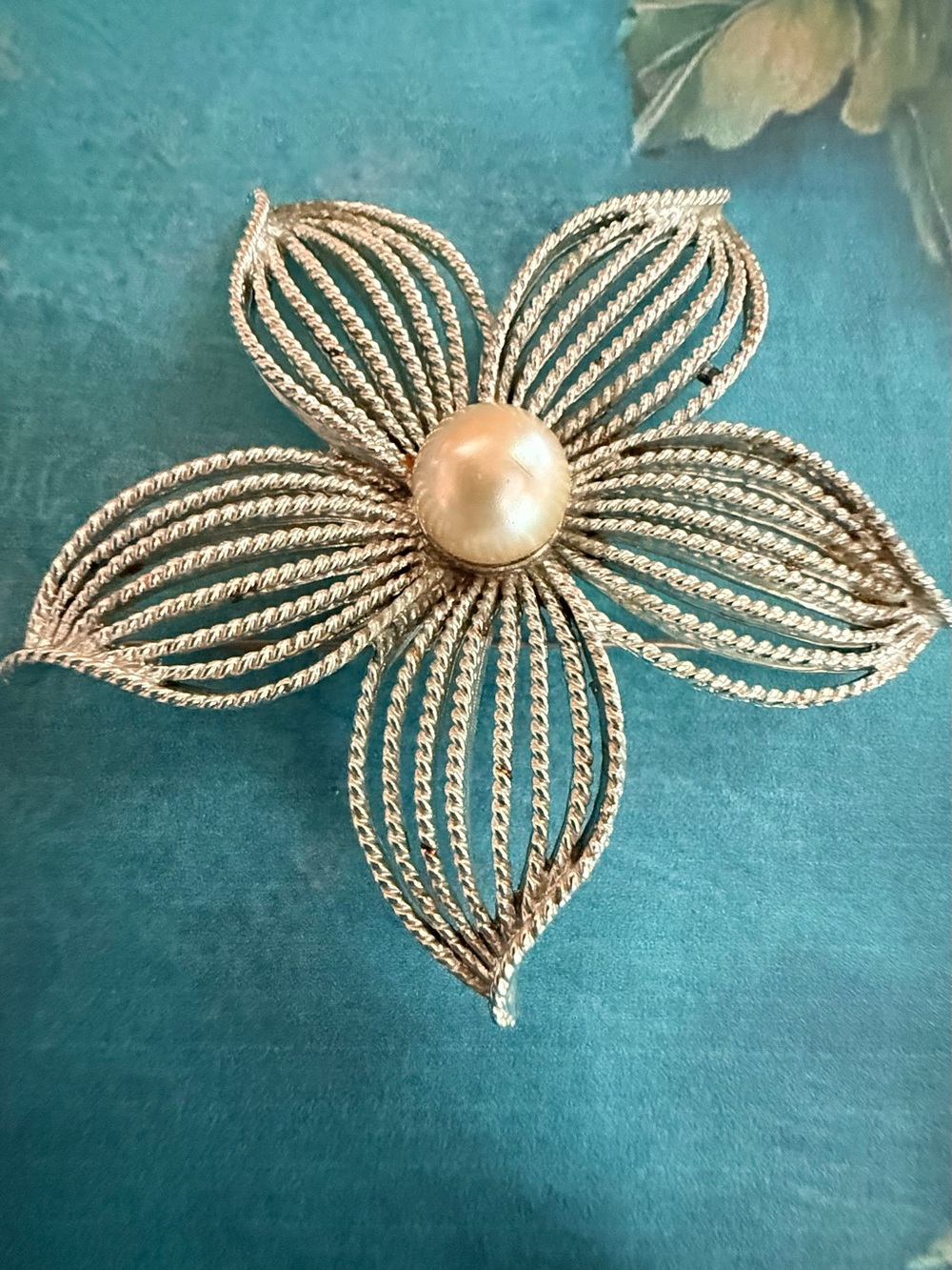 Silver Floral Filigree Brooch - Elegant Women's Accessory